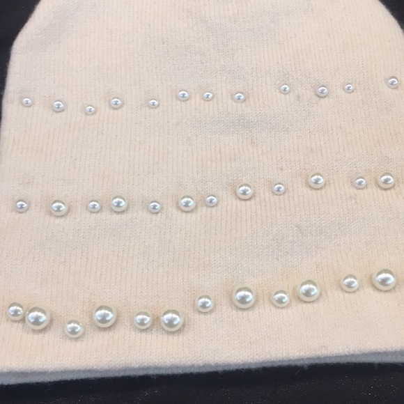 Pompom hats - Picture 2 of 8